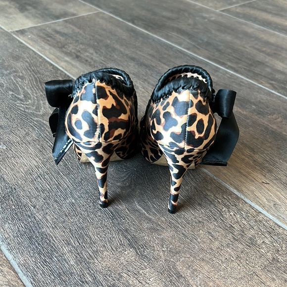Animal print Betsy Johnson heels with cute side ribbon bow enclosure! Worn once! - Picture 3 of 5